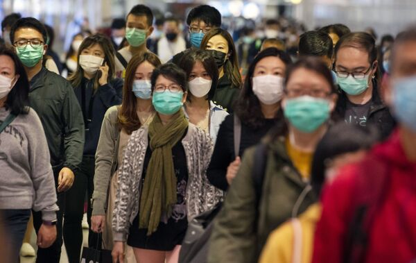 Пассажиры в медицинских масках в переходе метро Гонконга - Sputnik Абхазия