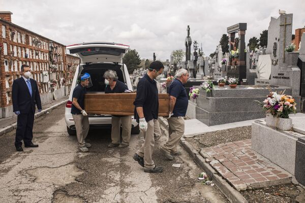 Церемония погребения на кладбище Альмудена в Мадриде - Sputnik Абхазия