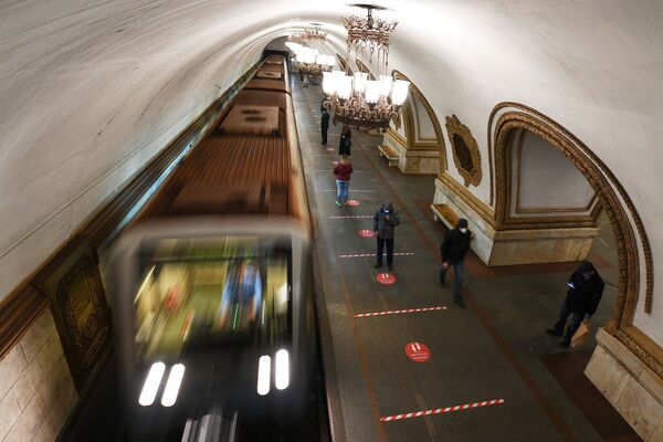 Напольная индикация в Московском метро с призывом соблюдать дистанцию - Sputnik Абхазия