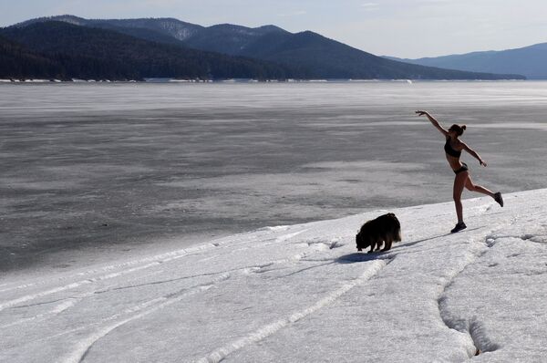 Сноубордистка Юлия Бояринцева во время прогулки с собакой рядом с домом в пригороде Красноярска - Sputnik Абхазия