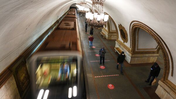 Напольная индикация в метро с призывом соблюдать дистанцию - Sputnik Абхазия
