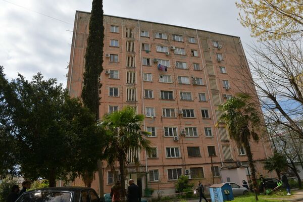 Сотрудники правоохранительных органов изолировали многоэтажный дом в Гагре после того, как у одного из его жителей медики выявили коронавирус.  - Sputnik Абхазия