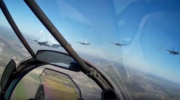 Подготовка экипажей Су-30СМ к параду в честь 75-летия Победы в Ростове-на-Дону - Sputnik Абхазия