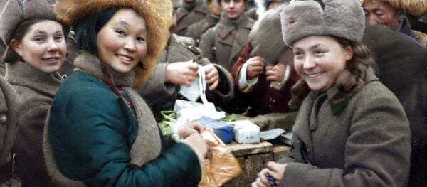 Вручение подарков воинам 11 армии СЗФ членами монгольской делегации, 1942 год  Вручение подарков воинам 11 армии СЗФ членами монгольской делегации, 1942 год - Sputnik Абхазия