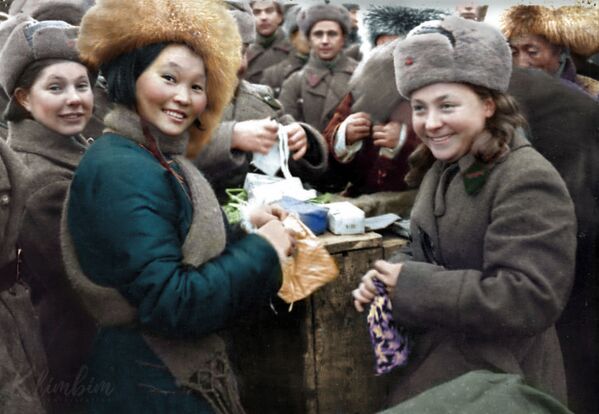  Вручение подарков воинам 11 армии СЗФ членами монгольской делегации, 1942 год - Sputnik Абхазия