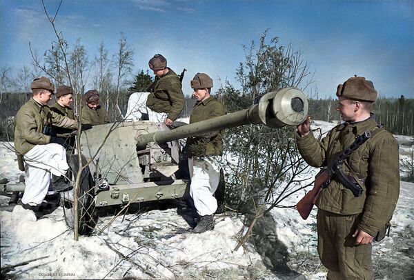 Советские бойцы рассматривают гитлеровскую противотанковую пушку, доставленную разведчиками, 1944 год - Sputnik Абхазия