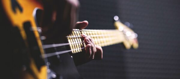 Человек с гитарой  - Sputnik Абхазия