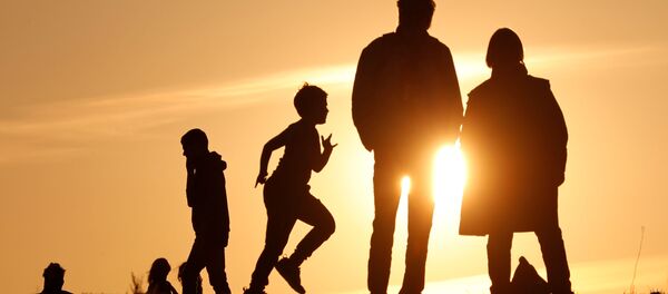 Люди наблюдают закат в Берлине, Германия - Sputnik Аҧсны