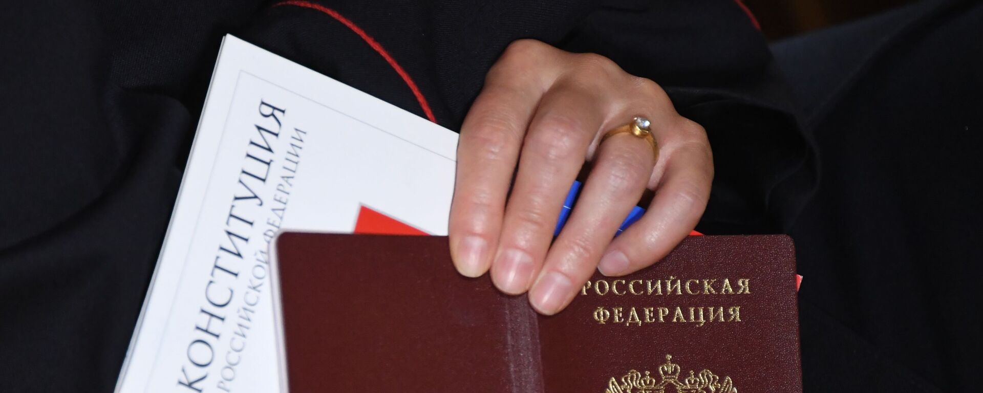 Церемония вручения российского паспорта Джулиану Генри Лоуэнфельду - Sputnik Абхазия, 1920, 25.06.2025