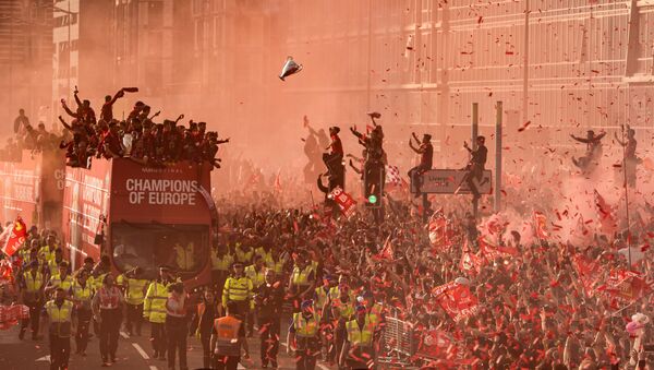 Снимок Liverpool Champions League Victory Parade фотографа Oli Scarff, занявший 3-е место конкурса World Press Photo 2020 в категории Sports - Sputnik Абхазия