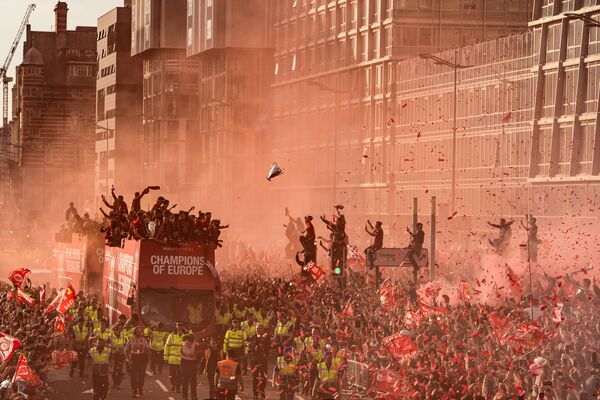Снимок Liverpool Champions League Victory Parade фотографа Oli Scarff, занявший 3-е место конкурса World Press Photo 2020 в категории Sports - Sputnik Абхазия