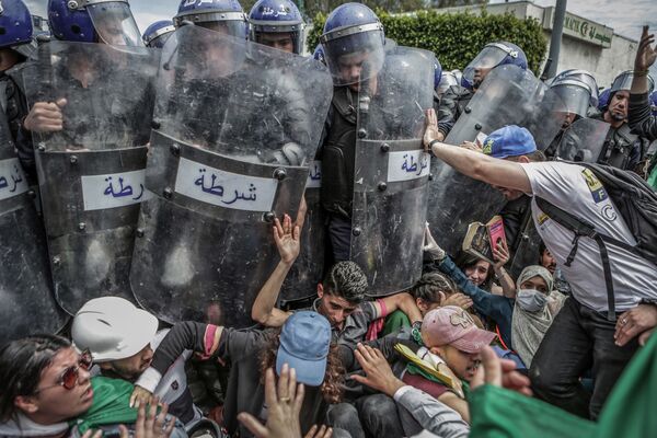 Снимок Clash with the Police During an Anti-Government Demonstration фотографа Farouk Batiche, номинант конкурса World Press Photo 2020 - Sputnik Абхазия