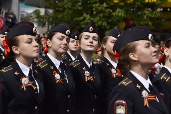 Девушки-курсанты во время военного парада, посвященного 72-й годовщине Победы в Великой Отечественной войне 1941-1945 годов, в Симферополе - Sputnik Абхазия