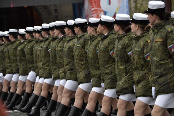 Cводный парадный расчет женщин-военнослужащих Военного университета министерства обороны РФ во время военного парада в Москве - Sputnik Абхазия