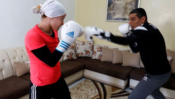 Спортсменка Марием Хомрани во время тренировки дома во время самоизоляции в Тунисе - Sputnik Абхазия