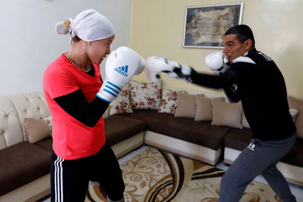 Спортсменка Марием Хомрани во время тренировки дома во время самоизоляции в Тунисе - Sputnik Абхазия
