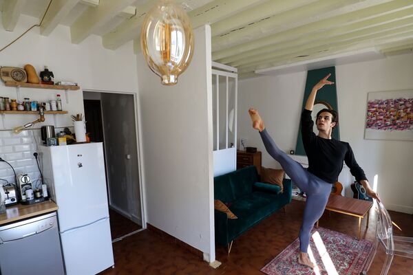 Итальянский танцор балета Парижской оперы Франческо Мура во время тренировки дома в Париже - Sputnik Абхазия