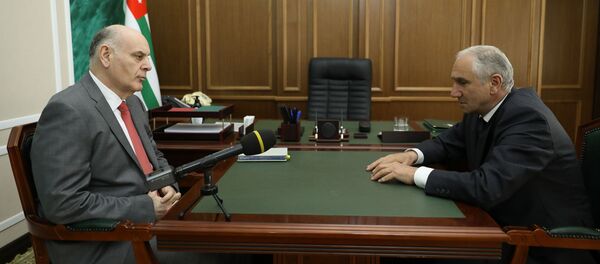 Президент Республики Абхазия Аслан Бжания провёл встречу с Премьер-министром страны Валерием Бганба Президент Республики Абхазия Аслан Бжания провёл встречу с Премьер-министром страны Валерием Бганба - Sputnik Абхазия