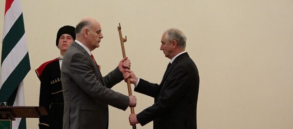 Аслан Бжания вступил в должность президента Абхазии Аслан Бжания вступил в должность президента Абхазии - Sputnik Абхазия