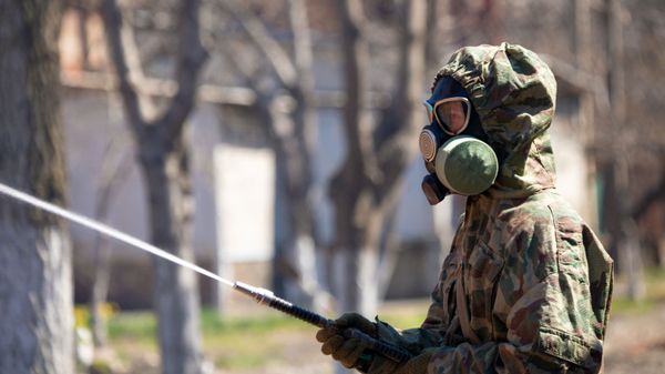 Военнослужащий полка радиационной, химической и биологической (РХБ) защиты Южного военного округа проводит дезинфекцию - Sputnik Абхазия