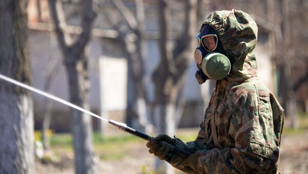 Военнослужащий полка радиационной, химической и биологической (РХБ) защиты Южного военного округа проводит дезинфекцию - Sputnik Аҧсны