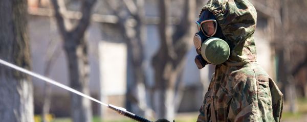Военнослужащий полка радиационной, химической и биологической (РХБ) защиты Южного военного округа проводит дезинфекцию Военнослужащий полка радиационной, химической и биологической (РХБ) защиты Южного военного округа проводит дезинфекцию - Sputnik Аҧсны