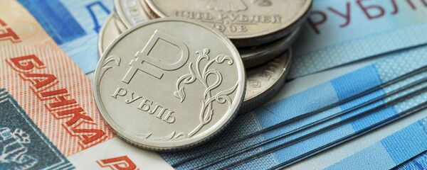 Монета номиналом 1 рубль и банкноты номиналом 2000 рублей и 5000 рублей. Монета номиналом 1 рубль и банкноты номиналом 2000 рублей и 5000 рублей. - Sputnik Аҧсны