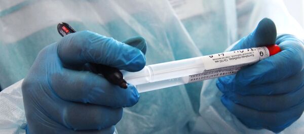 Врач подписывает пробирку с образцом биоматериала - Sputnik Аҧсны