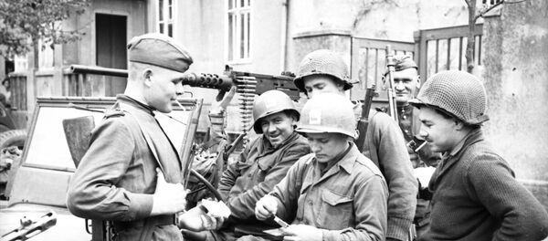 Германия, Торгау. Встреча на Эльбе советских и американских солдат в апреле 1945 года. Германия, Торгау. Встреча на Эльбе советских и американских солдат в апреле 1945 года. - Sputnik Абхазия