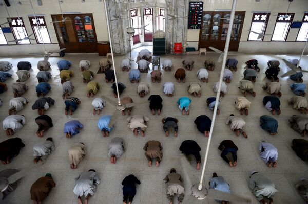 Мусульмане сохраняют дистанцию во время полуденной молитвы в целях профилактики коронавируса в мечети в Карачи - Sputnik Абхазия