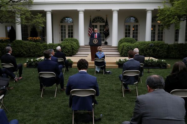 Президент США Дональд Трамп выступает на ежедневном брифинге в Белом доме в Вашингтоне, США - Sputnik Абхазия