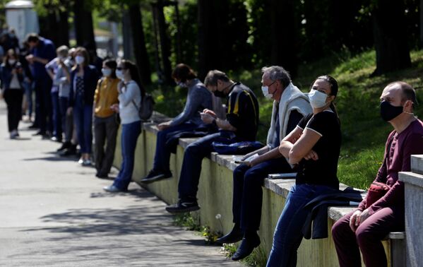 Люди в очереди в ожидании тестирования на COVID-19 в Праге, Чехия - Sputnik Абхазия