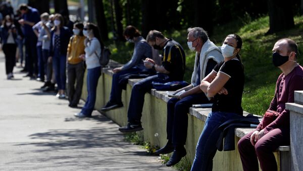 Люди в очереди в ожидании тестирования на COVID-19 в Праге, Чехия - Sputnik Абхазия