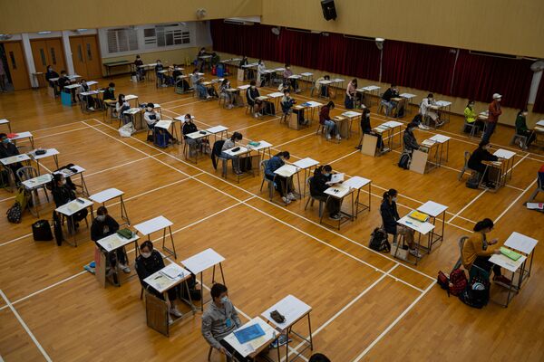 Студенты во время сдачи экзамена в Гонконге, Китай - Sputnik Абхазия