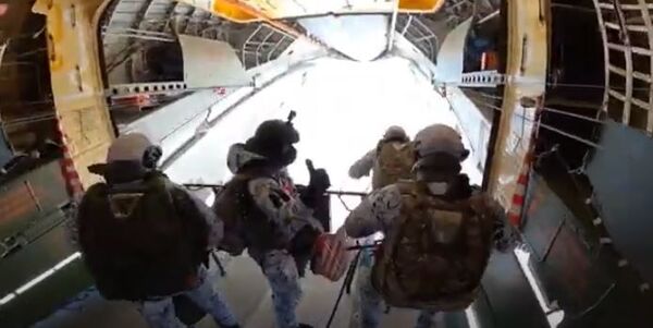 Первые в мире! Групповое десантирование с высоты 10 тысяч метров Первые в мире! Групповое десантирование с высоты 10 тысяч метров - Sputnik Абхазия