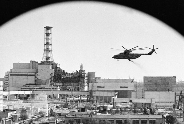 Вертолеты ведут дезактивацию зданий Чернобыльской атомной электростанции после аварии. - Sputnik Абхазия