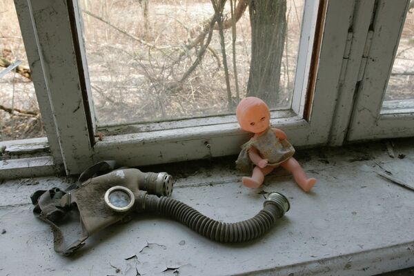 Кукла и противогаз на подоконнике в бывшем детском саду города Припять. Жителей города выселили в 1986 году после аварии на Чернобыльской атомной электростанции. - Sputnik Абхазия