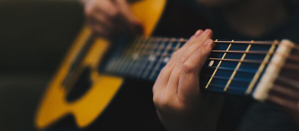 Парень с гитарой - Sputnik Абхазия