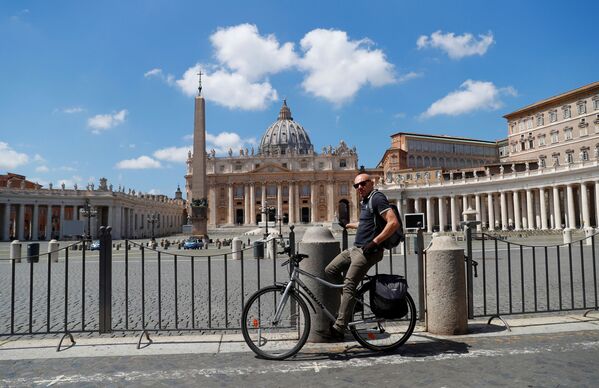 Велосипедист у пустынной площади Святого Петра в Ватикане - Sputnik Абхазия