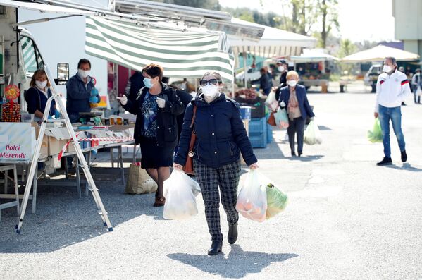 Люди с покупками на рынке в Чистернино, Италия - Sputnik Абхазия