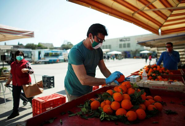 Продавец фруктов на рынке в Чистернино, Италия - Sputnik Абхазия