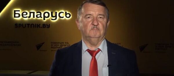 Дед несся по полю, немецкий летчик несся за ним - Sputnik Абхазия