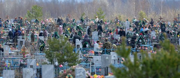 Посещение кладбищ в день Радоницы Посещение кладбищ в день Радоницы - Sputnik Абхазия