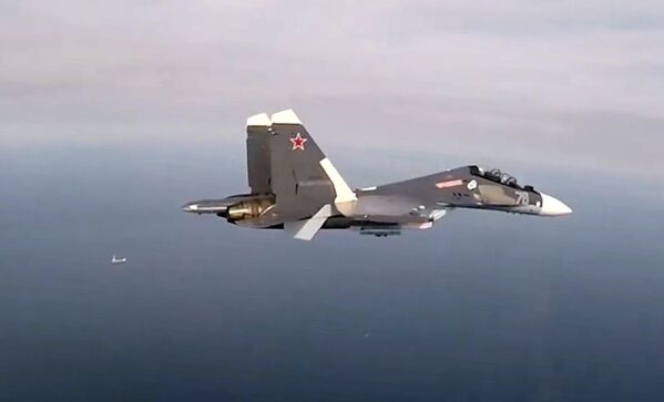 Многоцелевой истребитель Су-30СМ Балтийского флота во время плановой тренировки по нанесению авиаударов по надводным целям в Балтийском море - Sputnik Абхазия
