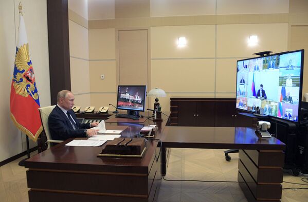 Президент России Владимир Путин во время совещание с членами правительства в режиме видеоконференции - Sputnik Абхазия