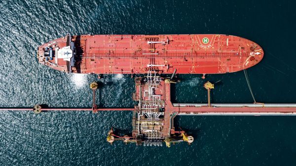 Нефтяной танкер у нефтеналивного терминала перевалочного комплекса Шесхарис в Краснодарском крае - Sputnik Абхазия