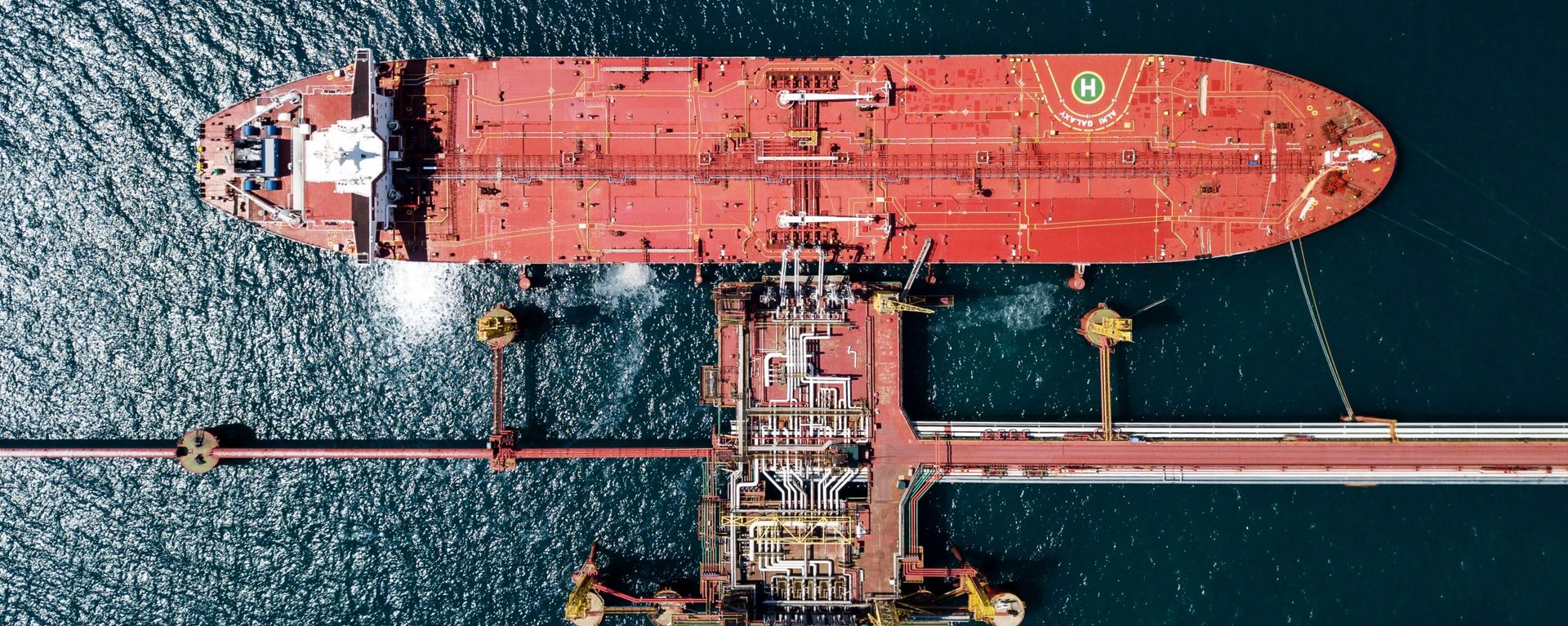 Нефтяной танкер у нефтеналивного терминала перевалочного комплекса Шесхарис в Краснодарском крае - Sputnik Абхазия, 1920, 02.07.2026