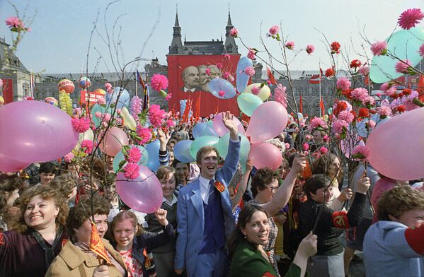 Праздничная первомайская демонстрация трудящихся столицы на Красной площади, 1984 год - Sputnik Абхазия
