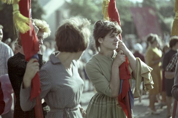 Работницы Тираспольской швейной фабрики имени 40-летия ВЛКСМ на праздновании 1 мая, 1964 год - Sputnik Абхазия