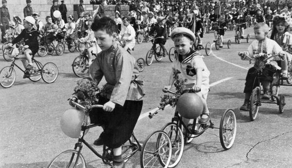 Дети на велосипедах во время первомайской демонстрации в Сталинграде, 1946 год - Sputnik Абхазия